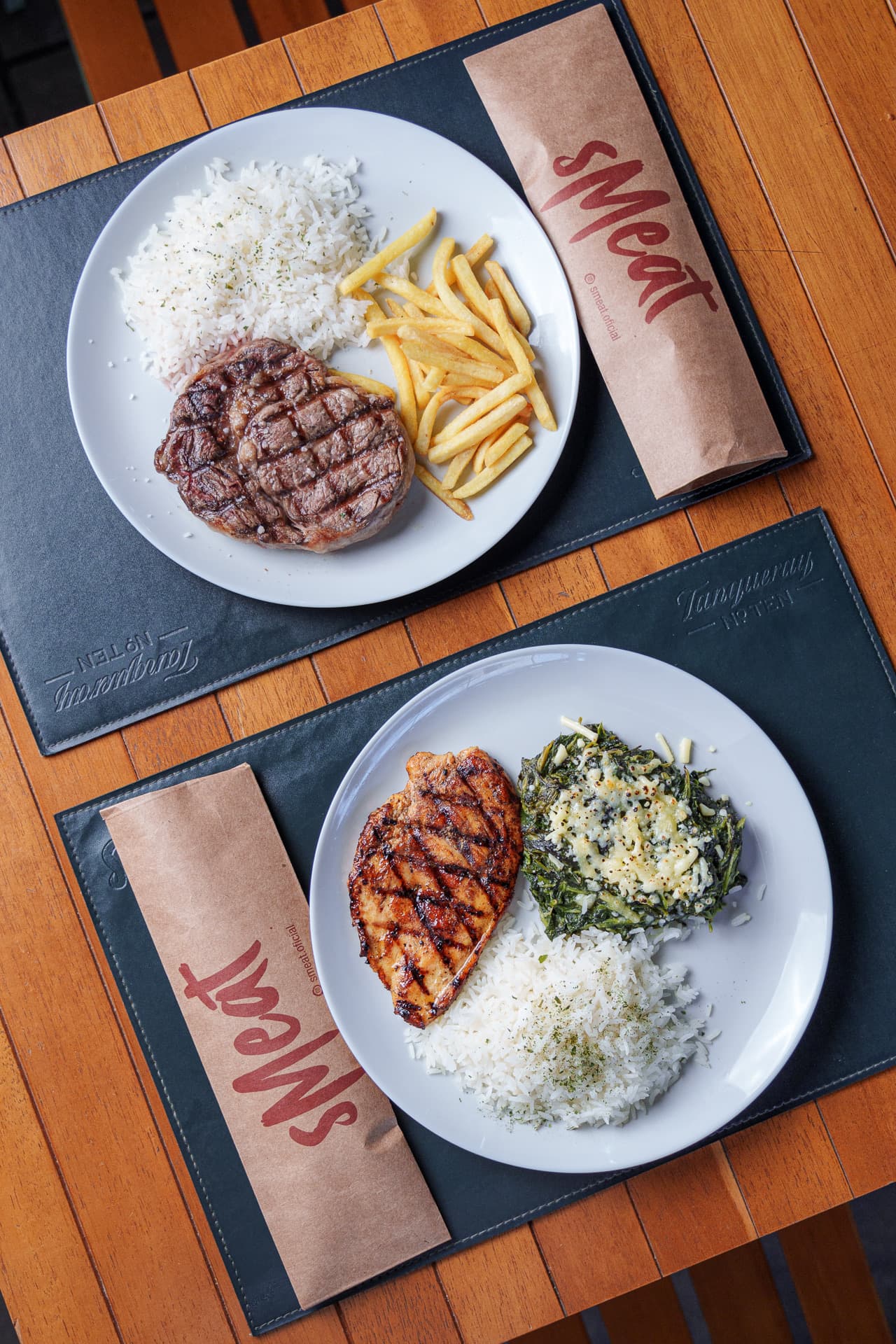 Dois pratos de almoço executivo servidos na mesa do Smeat