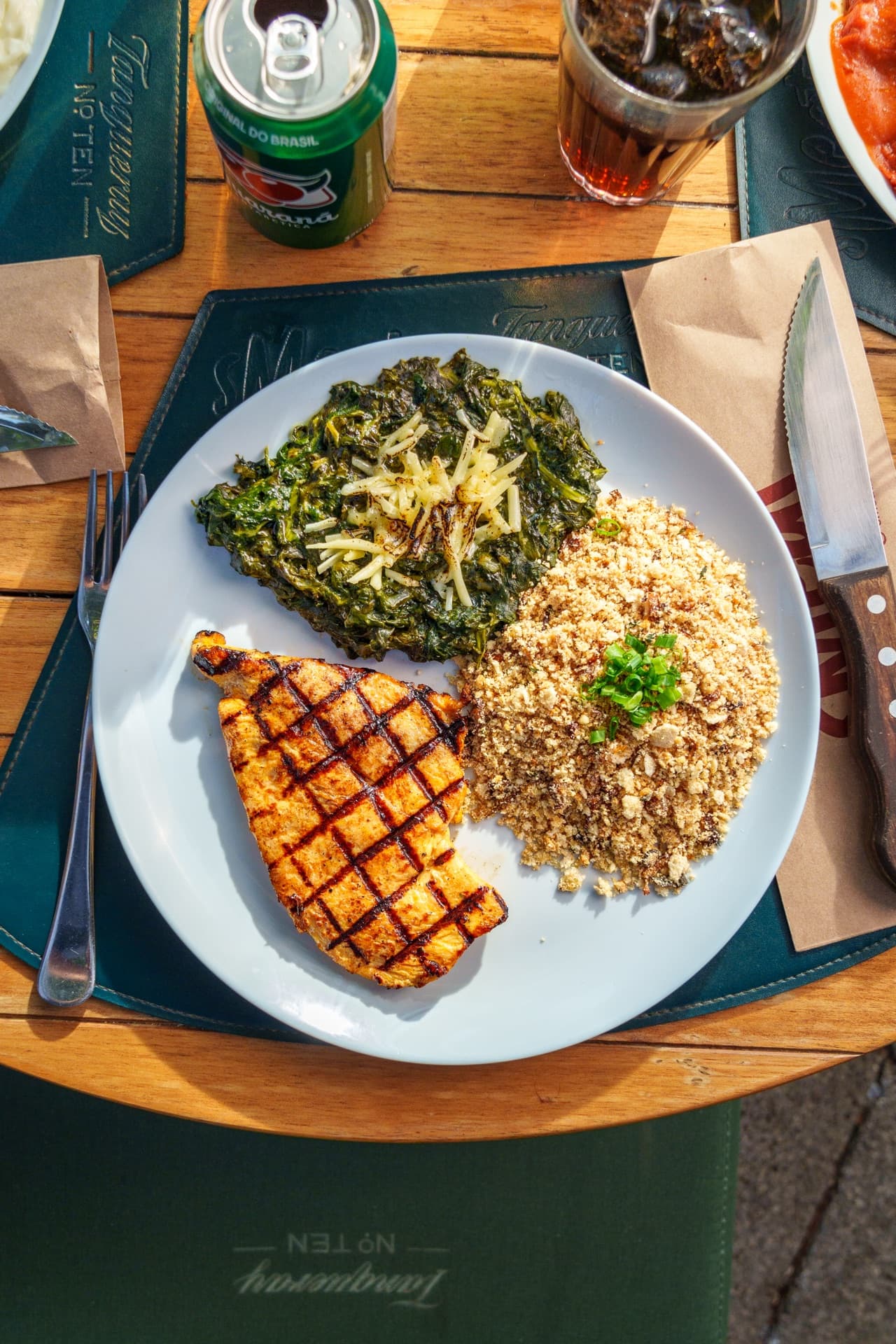 Frango grelhado com arroz e creme de espinafre