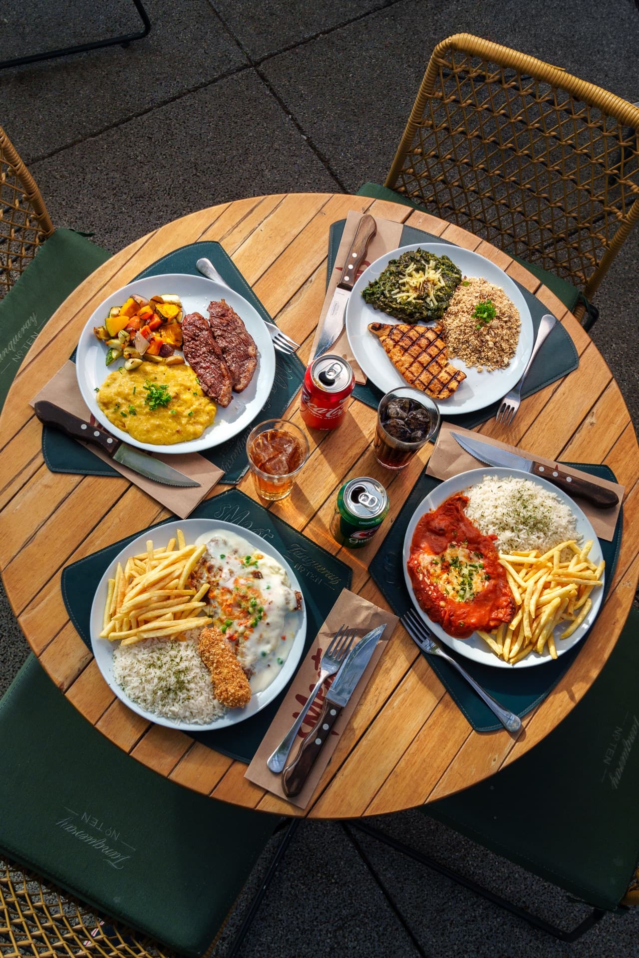 Mesa de almoço executivo do Smeat com quatro pratos