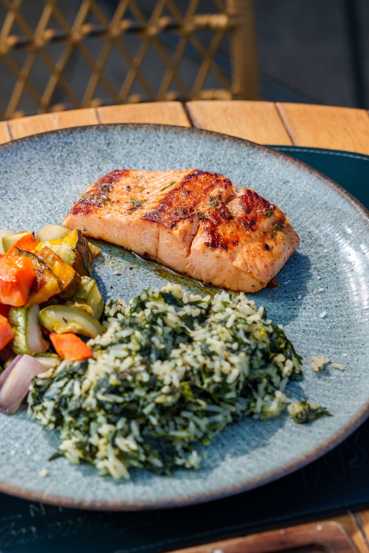 Salmão grelhado com legumes e creme de espinafre