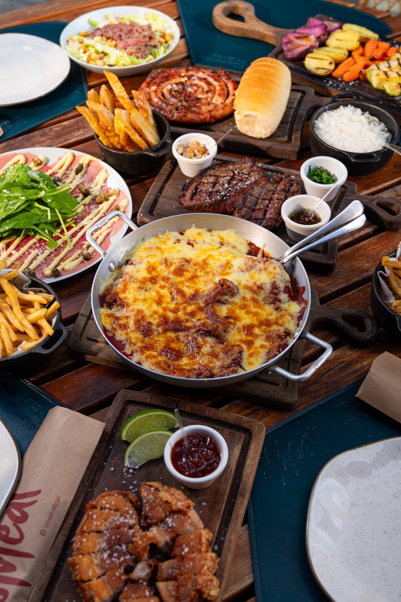 Mesa do Smeat com várias porções para dividir